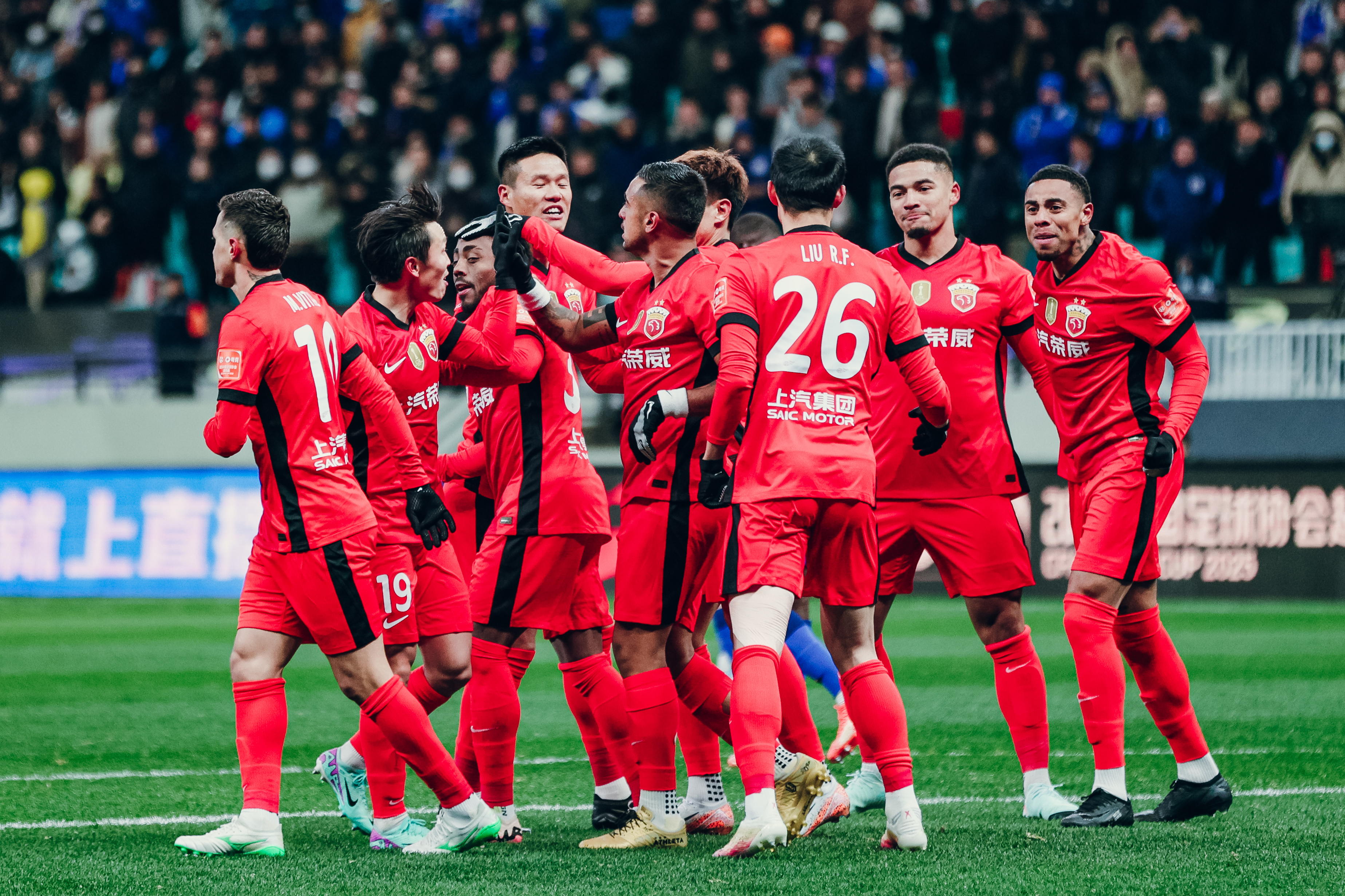 国际体育赛场上热闹非凡，球员角逐激烈，全场震撼的简单介绍