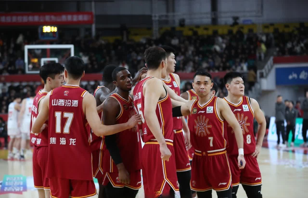 山西男篮与湖南队战平，展开激烈对抗，气势如虹