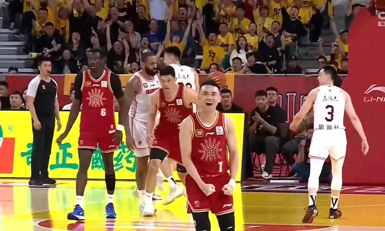 山西男篮与湖南队战平，展开激烈对抗，气势如虹