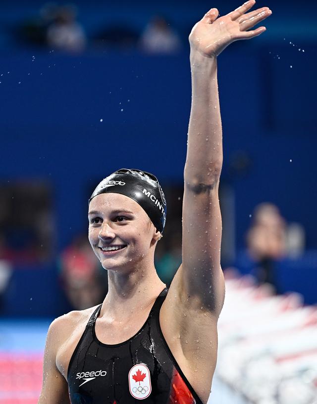 美国女子游泳选手破纪录夺金，掌声雷动的简单介绍