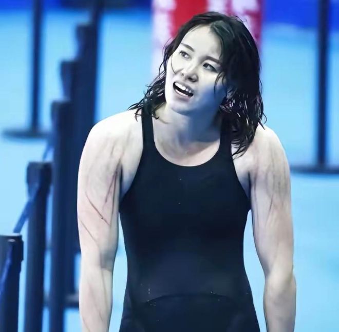 美国女子游泳选手破纪录夺金，掌声雷动的简单介绍