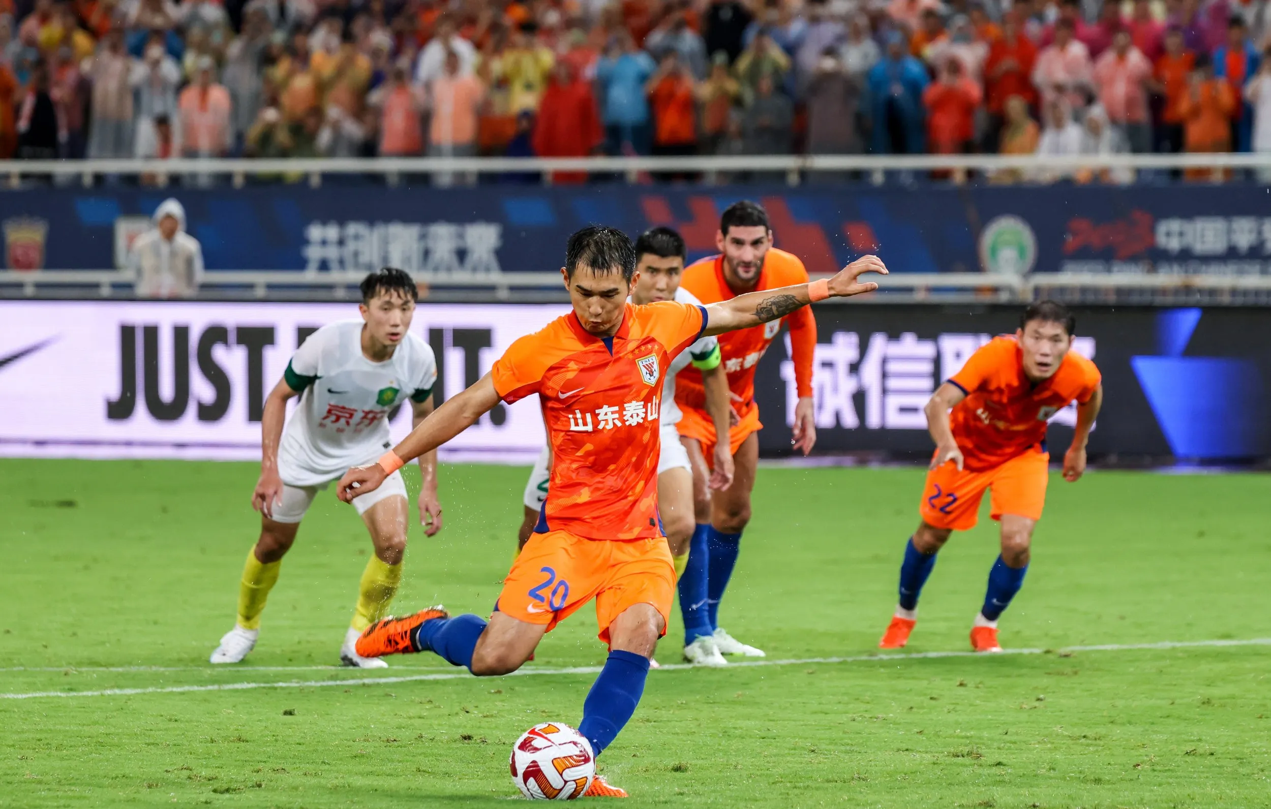 山东队队员受伤，情况不乐观，引发热议的简单介绍