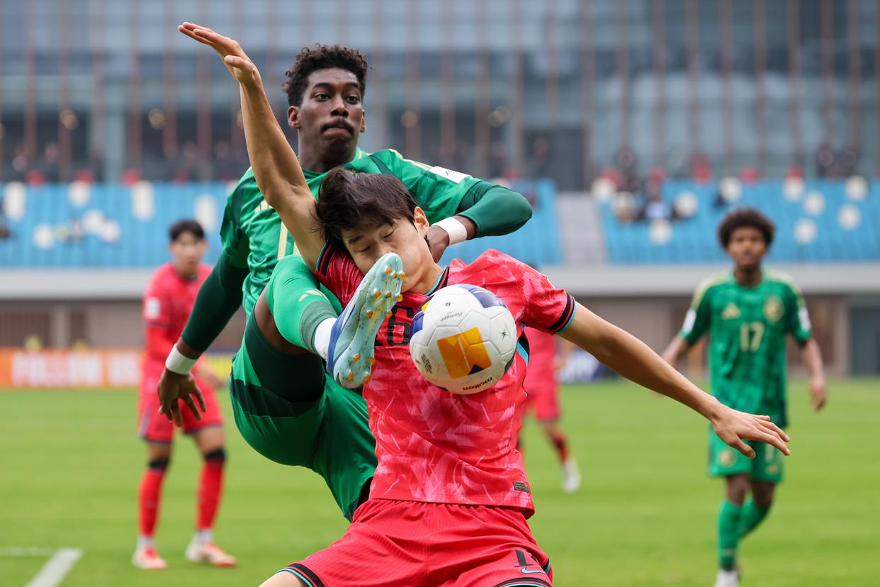 包含沙特阿拉伯前锋倾情表演国际足球技术,战绩斐然的词条 包含沙特阿拉伯前锋倾情表演国际足球技术,战绩斐然的词条