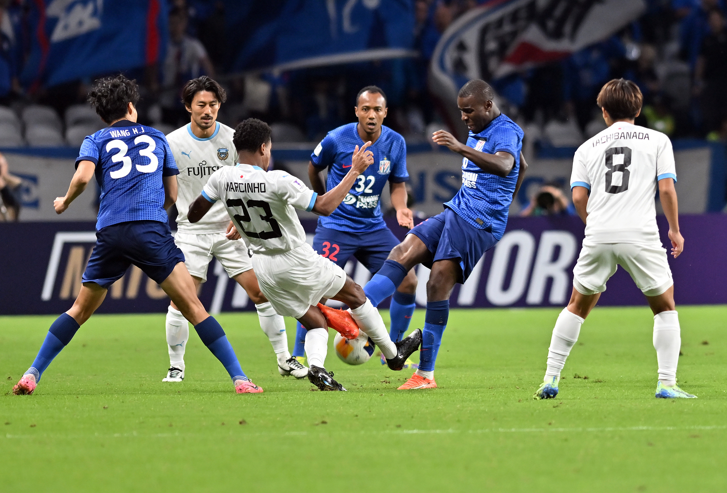 阿尔巴尼亚队在比赛中抢得先机,成功锁定胜局,掌声雷动 阿尔巴尼亚队在比赛中抢得先机,成功锁定胜局,掌声雷动