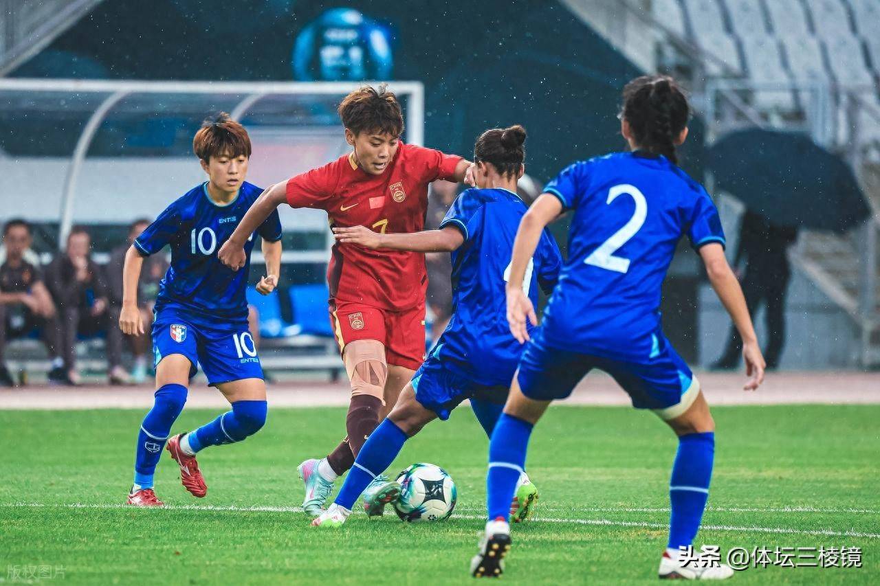 爆发力十足的选手:女足球员的进攻犀利,气势如虹 爆发力十足的选手:女足球员的进攻犀利,气势如虹