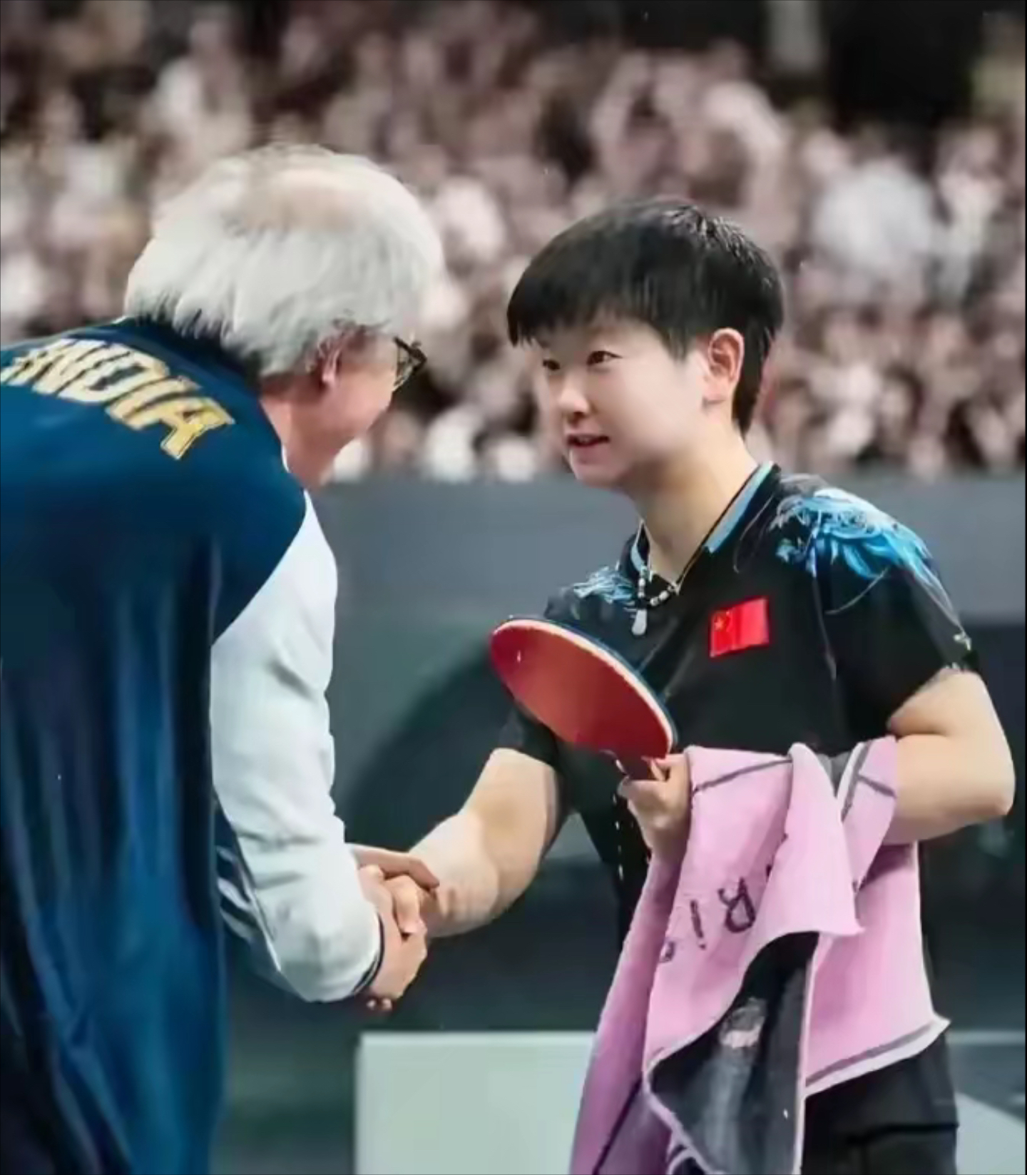 勇敢的运动员敢于拼搏不畏强手，士气大振