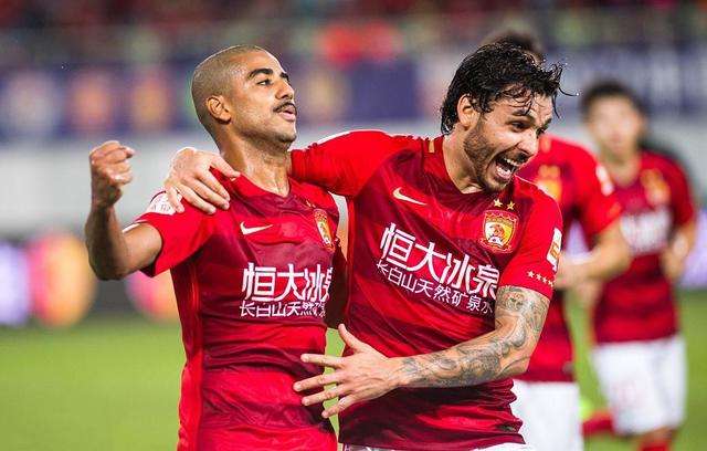 广州恒大战胜广州富力,登顶积分榜,全场震撼 广州恒大战胜广州富力,登顶积分榜,全场震撼