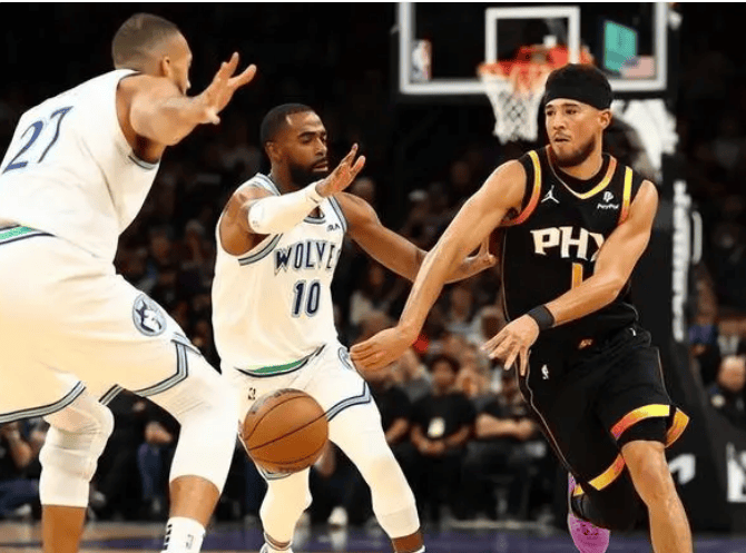 太阳队后卫布克砍下分,带队击败猛龙队获胜,表现亮眼 太阳队后卫布克砍下分,带队击败猛龙队获胜,表现亮眼