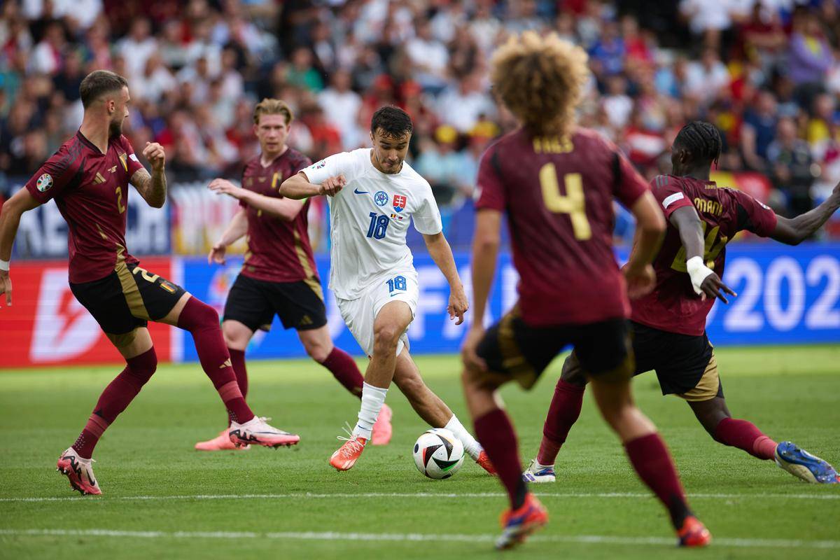 欧国联足球比赛开始前,各队调整战术备战,气势如虹的简单介绍 欧国联足球比赛开始前,各队调整战术备战,气势如虹的简单介绍