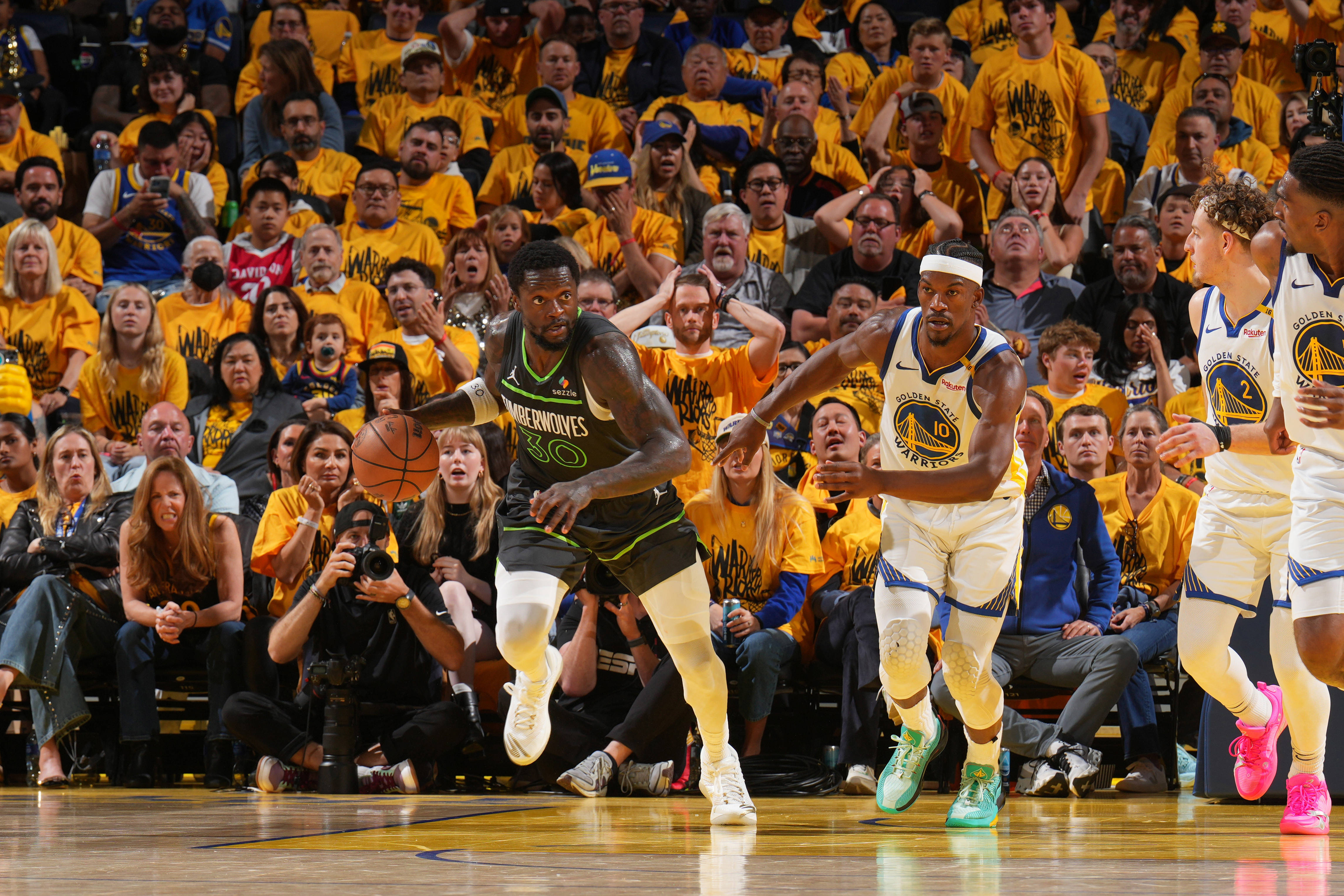 赛场上战术精妙，球员合作默契，引发热议