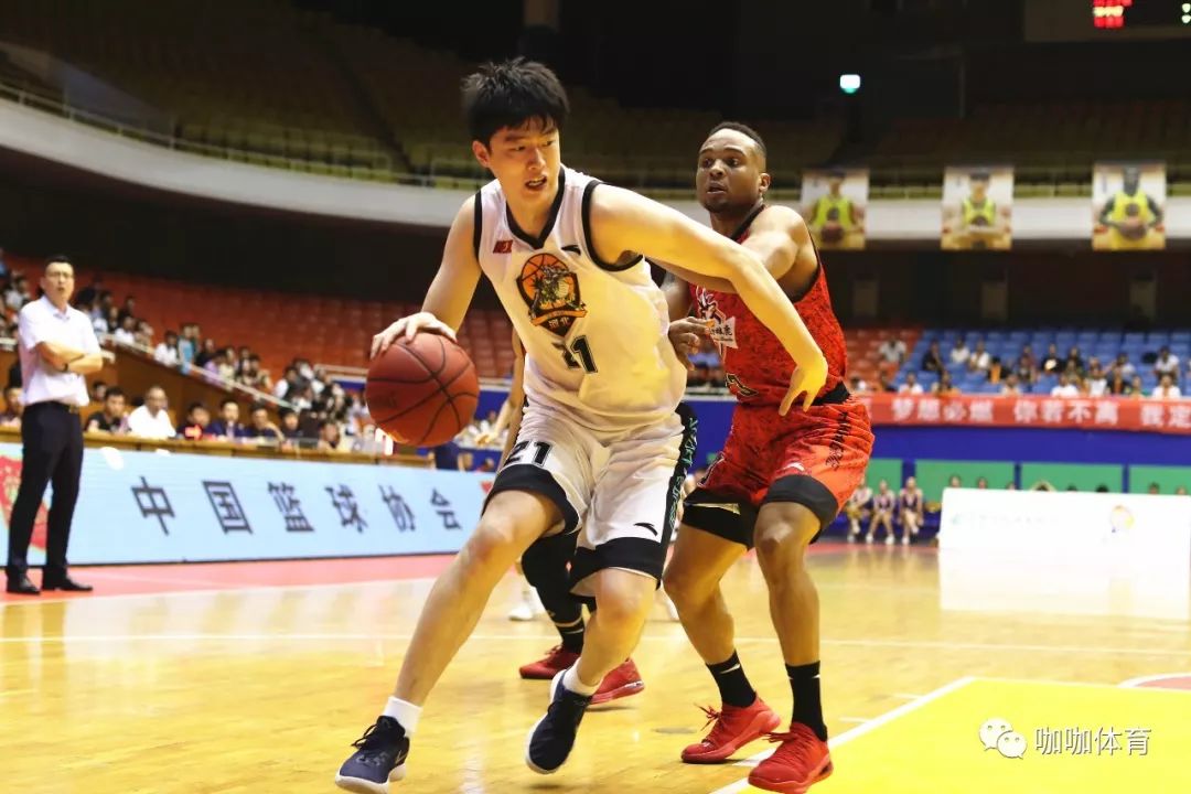 雄鹿抢七大战变数多,需协作提升团队配合性,士气大振 雄鹿抢七大战变数多,需协作提升团队配合性,士气大振