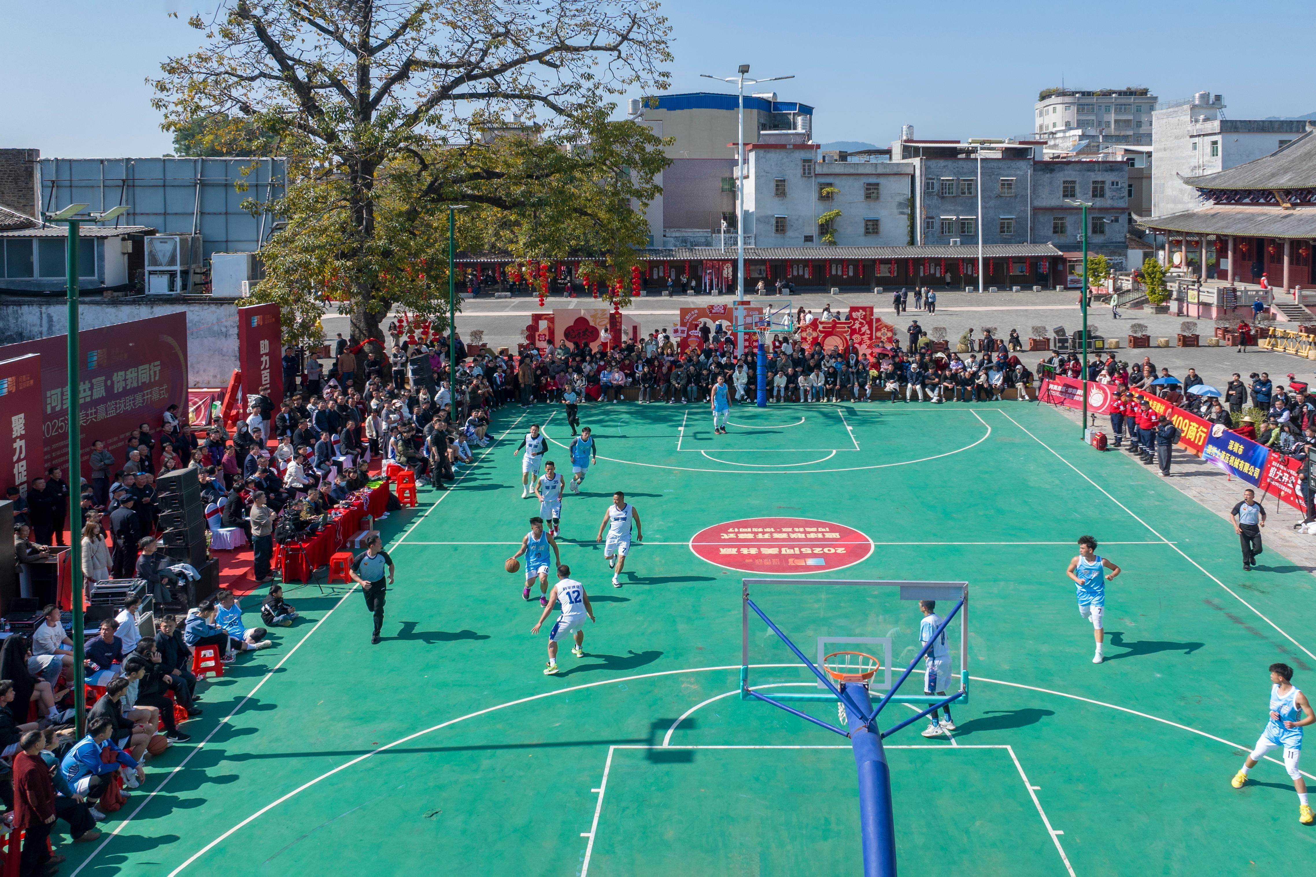 双方球队在赛场上竞技激烈!,掌声雷动 双方球队在赛场上竞技激烈!,掌声雷动