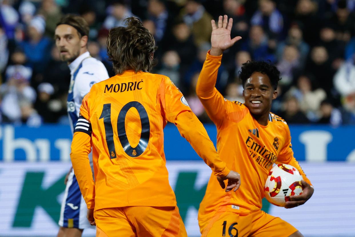 西班牙男子足球队擒胜晋级半决赛,振奋人心 西班牙男子足球队擒胜晋级半决赛,振奋人心