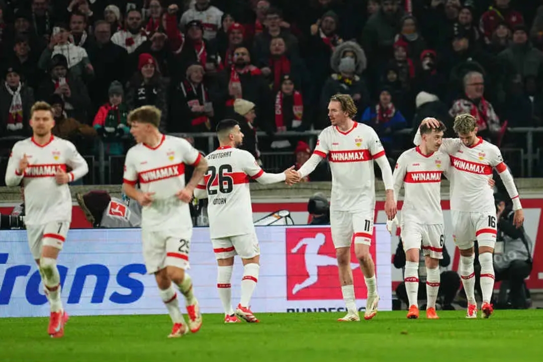 包含拜仁慕尼黑的进攻打破了对手的防线，全场震撼的词条