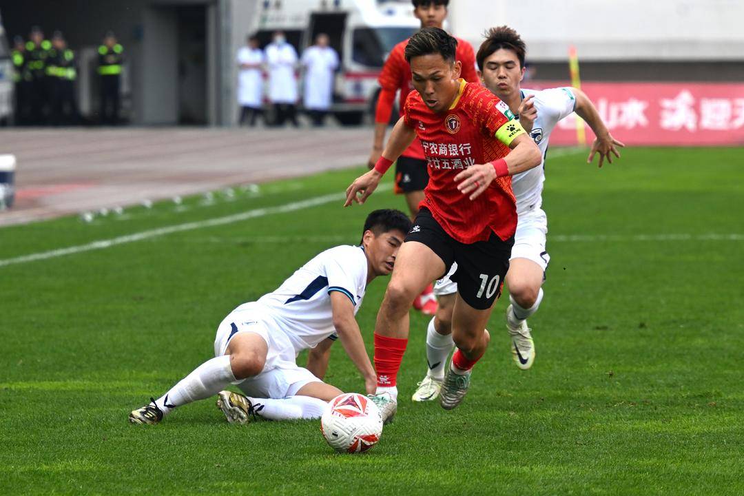 足球明星在赛场上闪耀，领先对手，势不可挡