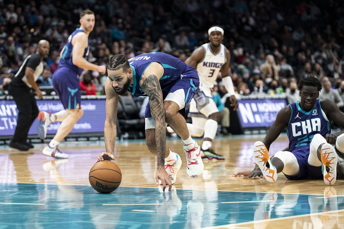 赛场上的竞争异常激烈,球员们拼尽全力,掌声雷动 赛场上的竞争异常激烈,球员们拼尽全力,掌声雷动