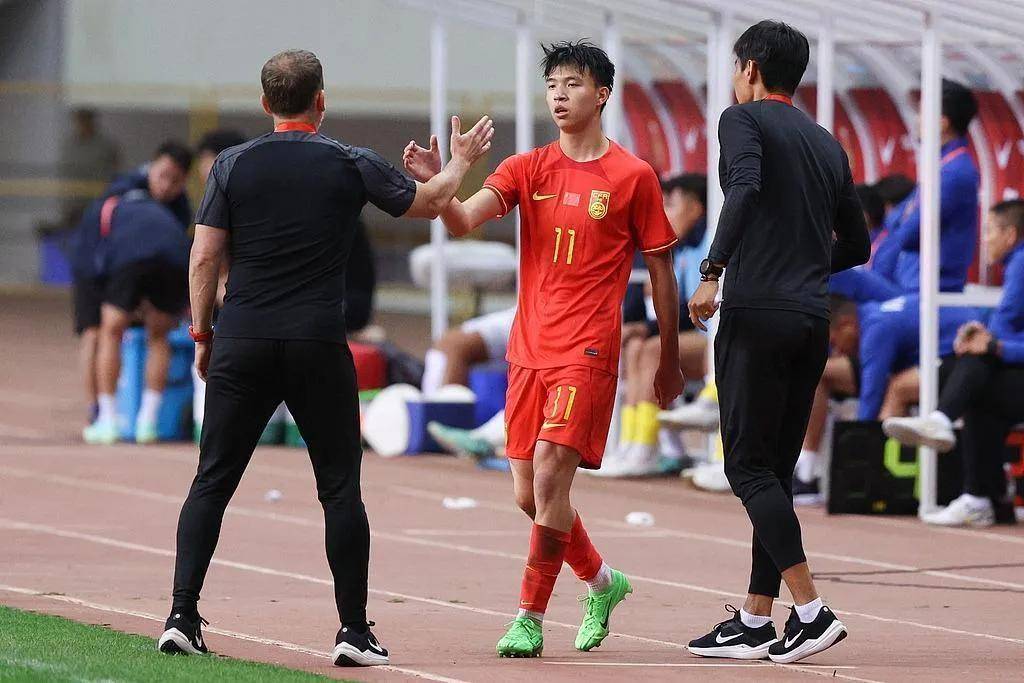 赛场上的竞争异常激烈,球员们拼尽全力,掌声雷动 赛场上的竞争异常激烈,球员们拼尽全力,掌声雷动