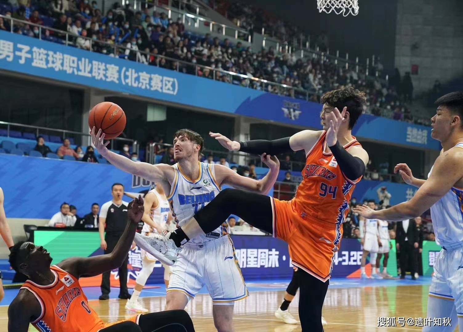 北京首钢主场胜出，保持稳定状态，掌声雷动的简单介绍