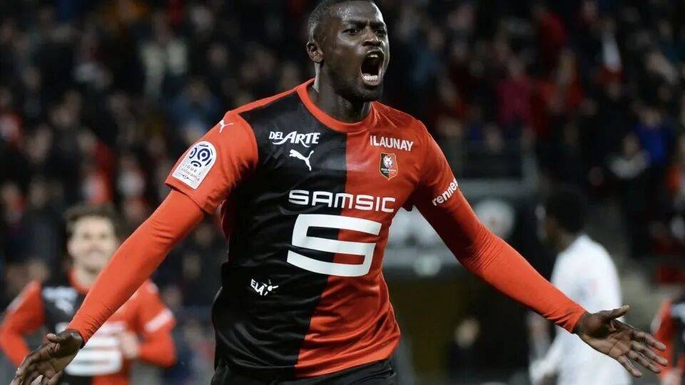 里昂前锋状态火爆，已连续五场比赛破门得分，气势如虹的简单介绍