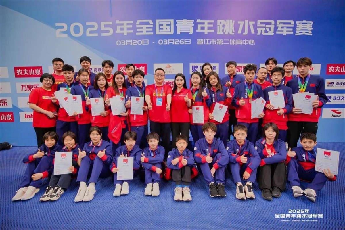 中国选手勇夺男子跳水比赛冠军，稳步上升