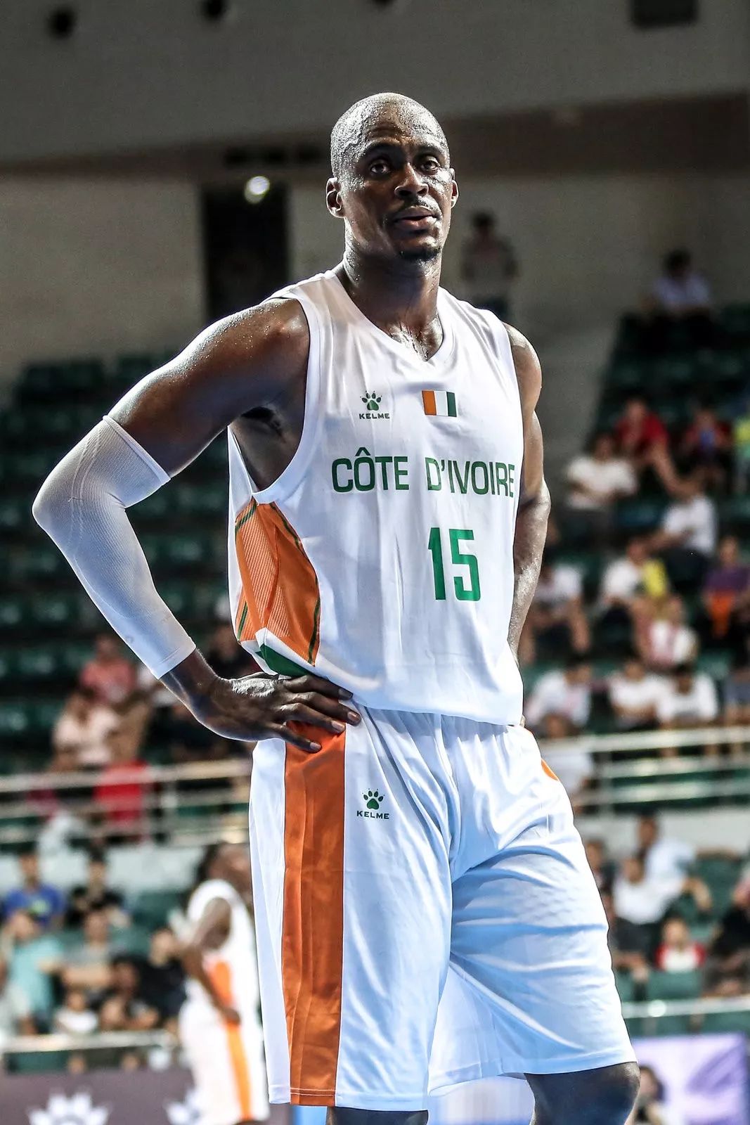 非洲篮球锦标赛精彩落幕，晋级球队表现亮眼，引发热议