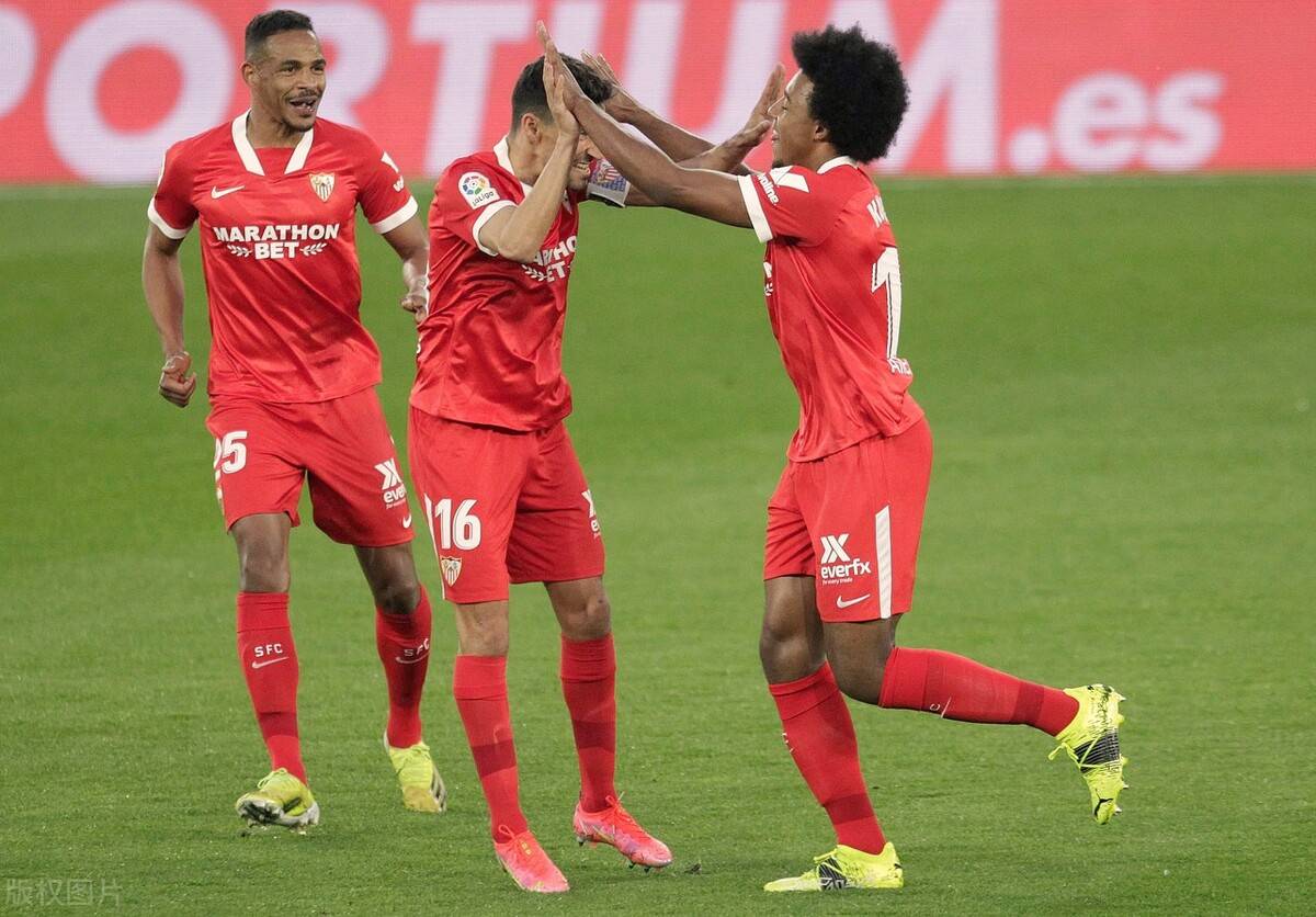 塞维利亚球员庆祝生日获队友祝福,士气大振的简单介绍 塞维利亚球员庆祝生日获队友祝福,士气大振的简单介绍