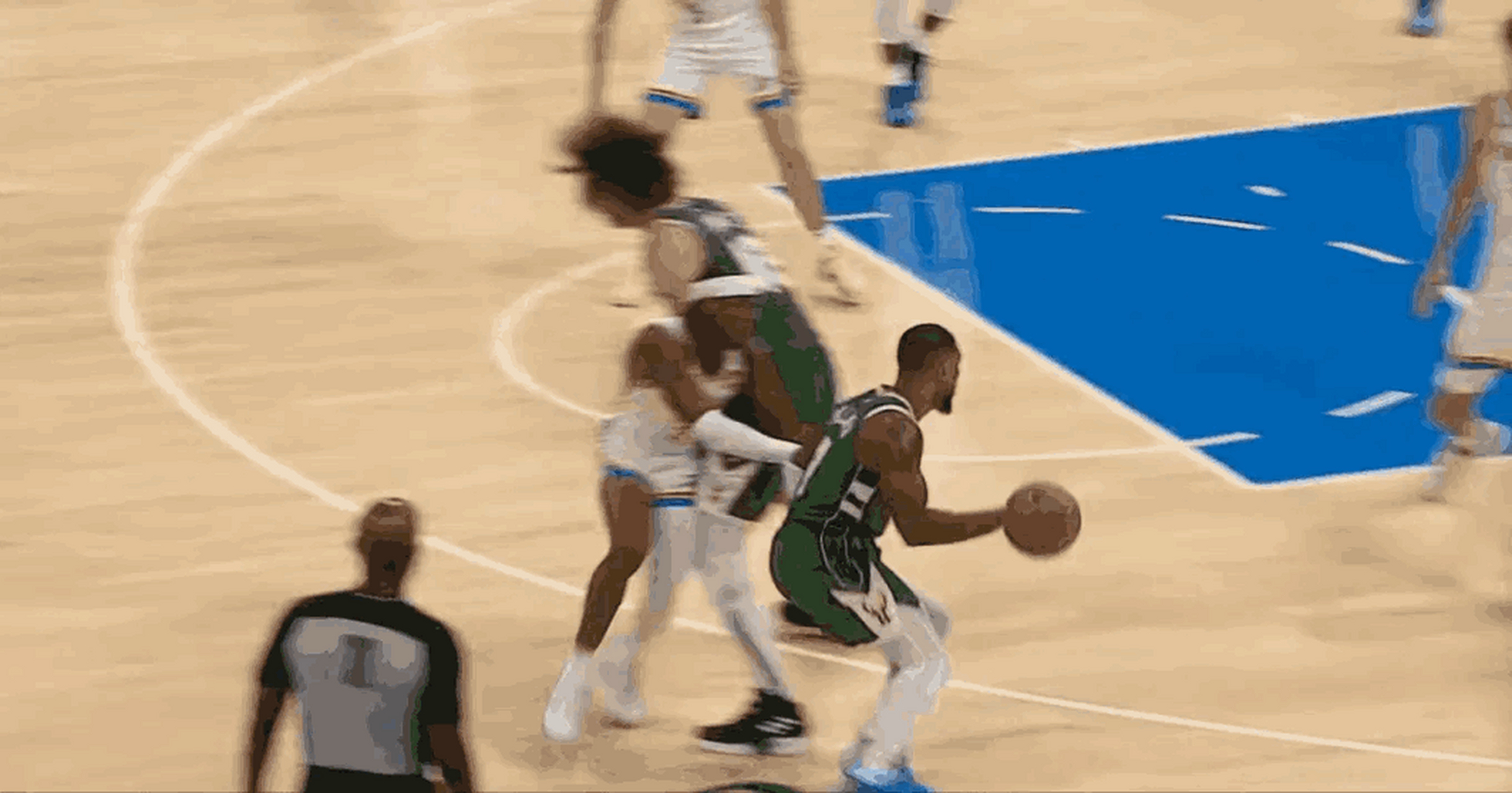 福建队轻取雷霆,利拉德点燃赛场 福建队轻取雷霆,利拉德点燃赛场