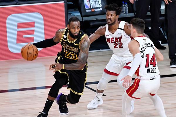 关于北京队横扫湖人,麦科勒姆惊艳四座的信息 关于北京队横扫湖人,麦科勒姆惊艳四座的信息