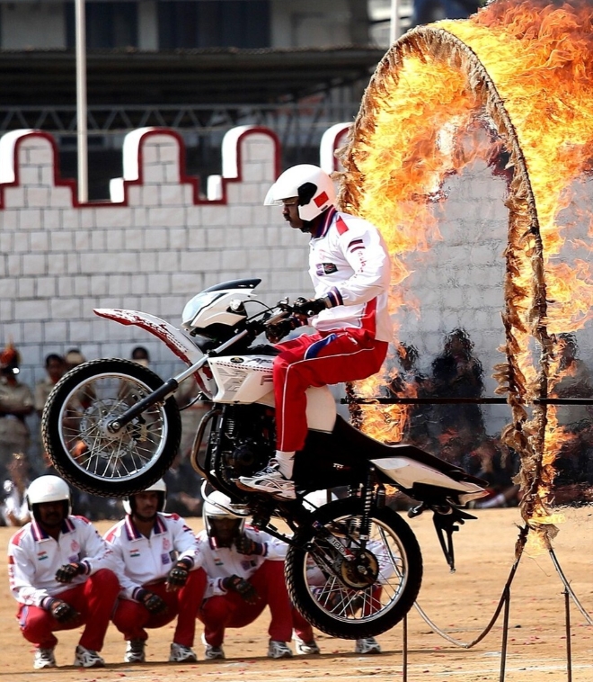 哈斯车队逆转迈凯伦,阿隆索点燃赛场 哈斯车队逆转迈凯伦,阿隆索点燃赛场