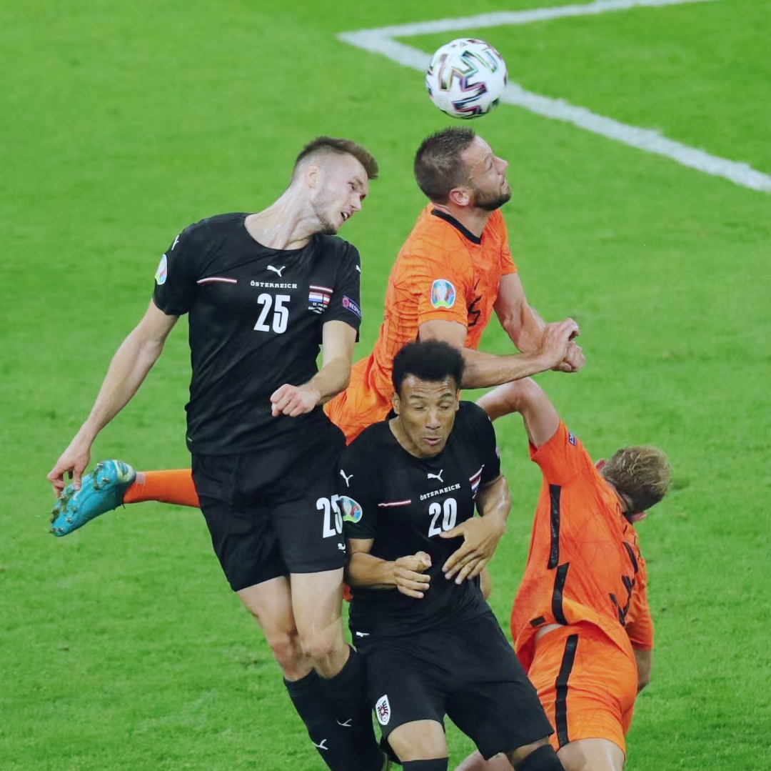 英格兰队鏖战韩国队，波尔点燃赛场